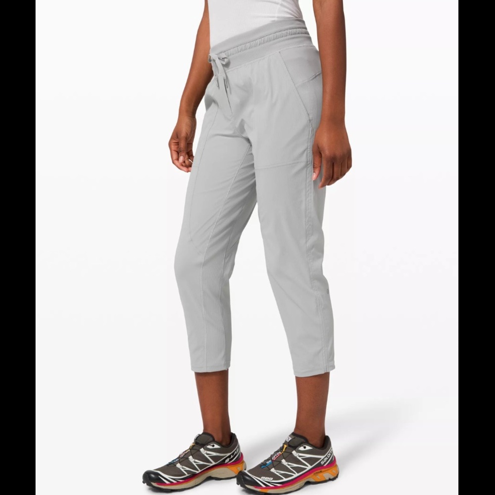Lululemon dance studio crop 25' joggers pants size 6 light gray